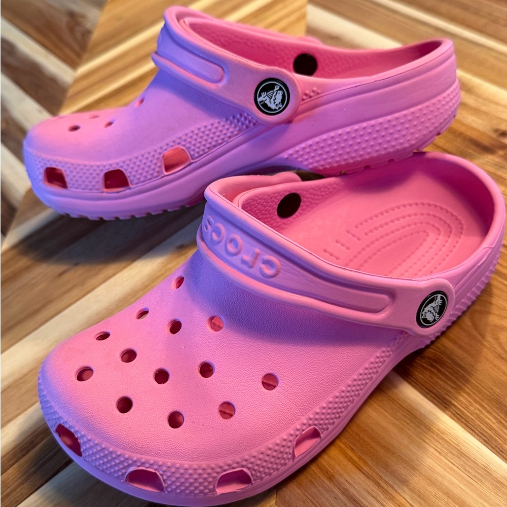 CROCS Kids Classic Clog in Bright Pink